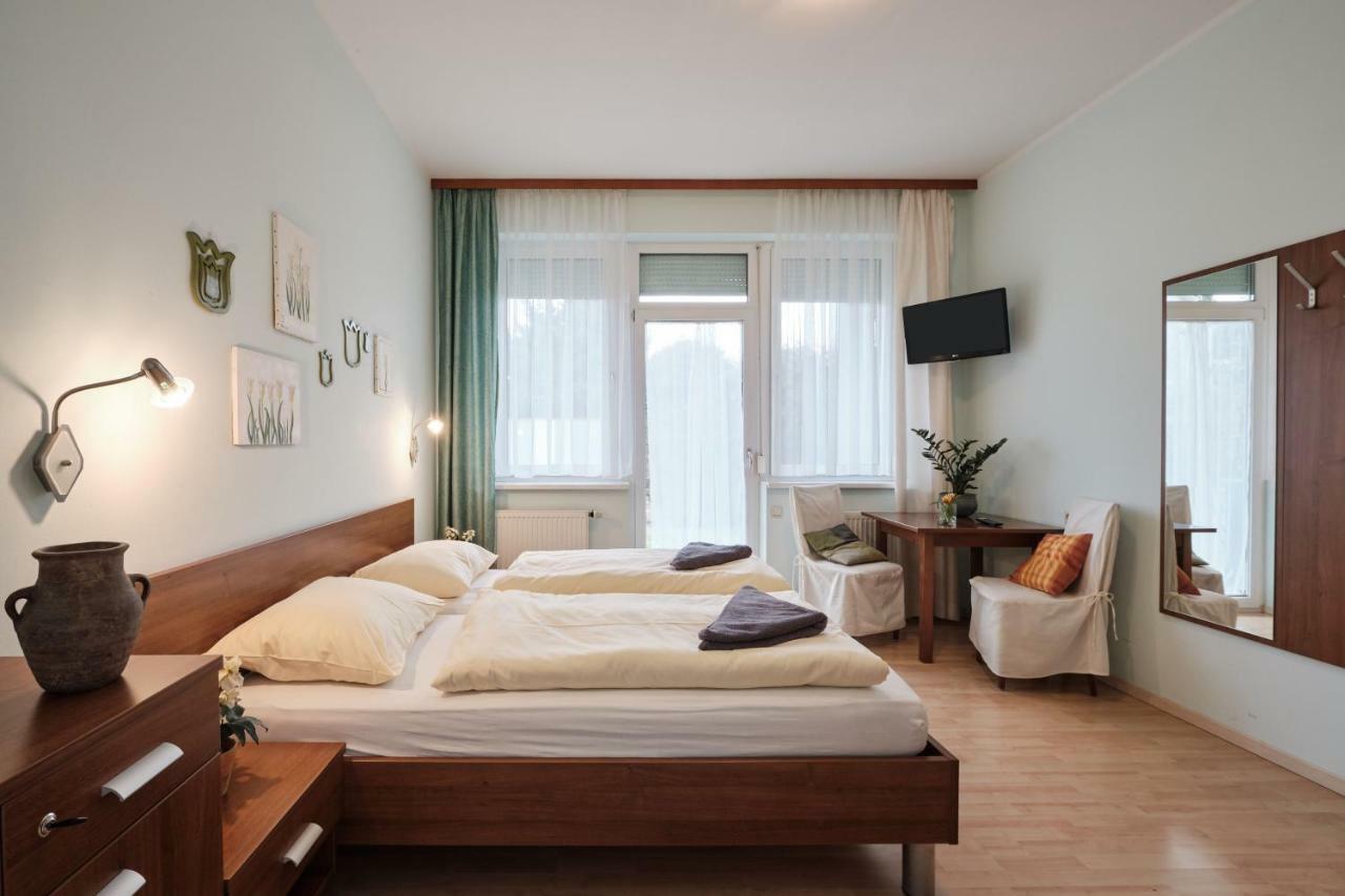 Pension Zum Romer Enns Exterior photo